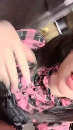 【京鱼儿】19岁童颜巨乳 女仆学生制服 道具自慰 流白浆 ！高人气19岁学生妹 白皙大奶！！ 截图4