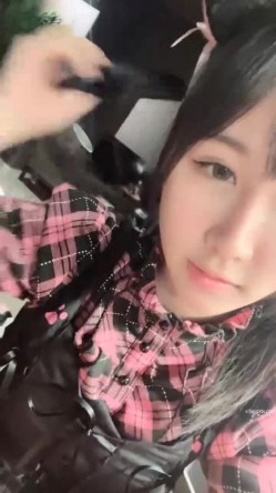 【京鱼儿】19岁童颜巨乳 女仆学生制服 道具自慰 流白浆 ！高人气19岁学生妹 白皙大奶！！ 截图5