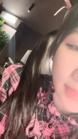 【京鱼儿】19岁童颜巨乳 女仆学生制服 道具自慰 流白浆 ！高人气19岁学生妹 白皙大奶！！ 截图6