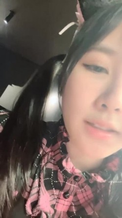 【京鱼儿】19岁童颜巨乳 女仆学生制服 道具自慰 流白浆 ！高人气19岁学生妹 白皙大奶！！ 截图7