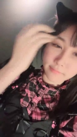 【京鱼儿】19岁童颜巨乳 女仆学生制服 道具自慰 流白浆 ！高人气19岁学生妹 白皙大奶！！ 截图9