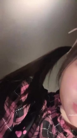 【京鱼儿】19岁童颜巨乳 女仆学生制服 道具自慰 流白浆 ！高人气19岁学生妹 白皙大奶！！ 截图10