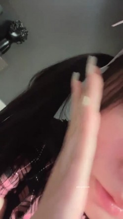 【京鱼儿】19岁童颜巨乳 女仆学生制服 道具自慰 流白浆 ！高人气19岁学生妹 白皙大奶！！ 截图16