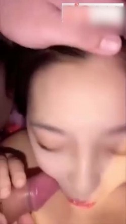 【网曝门事件】土豪调教极品大奶轻熟少妇，沦落母狗户外露出饮精喝尿 截图9