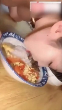 【网曝门事件】土豪调教极品大奶轻熟少妇，沦落母狗户外露出饮精喝尿 截图14