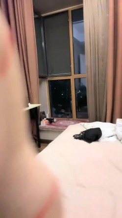 杭州美少妇，【少妇可同城可空降】，首次带跳蛋逛商场，玩得好刺激湿了一大片，回家赶紧无套内射满足以下 截图9