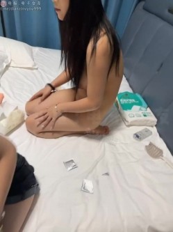 【StripChat】反差巨乳黑丝母狗「tutuya01」3P淫乱大秀，吃药一打二，做爱激情互动狂喷水，高潮表情太色太骚了 截图8