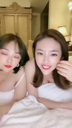 骨感和巨乳高颜值激情姐妹花【可爱的小辣椒】女同互玩 晚上秀到早上水都流干了 截图12