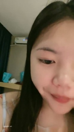 美臀学生，好他妈骚，【昨晚又遇见了你】，小小年纪看着已经是身经百战的状态，掰开逼逼水就自动流，需要男人天天操 截图2