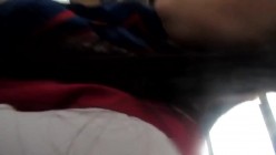 某公司模特按要求拍摄大尺度宣传照片,空姐制服丝袜超级诱惑,旁边的摄影师受不了借机上前玩弄美女的逼逼！ 截图1