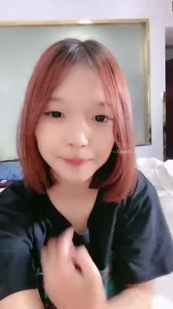 高颜值粉穴，阴毛稀疏年轻漂亮的反差女大，被无套爆操，叫声淫荡 截图1
