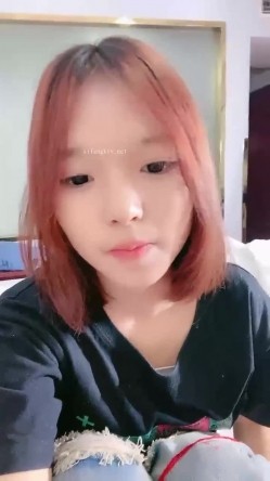 高颜值粉穴，阴毛稀疏年轻漂亮的反差女大，被无套爆操，叫声淫荡 截图2