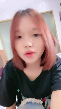 高颜值粉穴，阴毛稀疏年轻漂亮的反差女大，被无套爆操，叫声淫荡 截图3