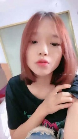 高颜值粉穴，阴毛稀疏年轻漂亮的反差女大，被无套爆操，叫声淫荡 截图6