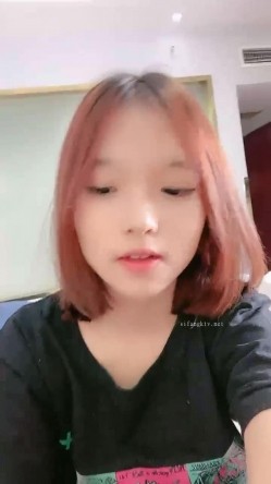 高颜值粉穴，阴毛稀疏年轻漂亮的反差女大，被无套爆操，叫声淫荡 截图13