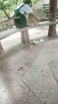 野外~玩刺激~玩心跳~【无敌小表妹】2男2女~车震小树林~茅屋~操出血，家中3P啪啪 截图1
