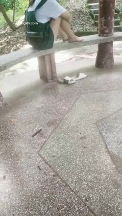 野外~玩刺激~玩心跳~【无敌小表妹】2男2女~车震小树林~茅屋~操出血，家中3P啪啪 截图2