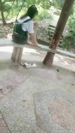 野外~玩刺激~玩心跳~【无敌小表妹】2男2女~车震小树林~茅屋~操出血，家中3P啪啪 截图4