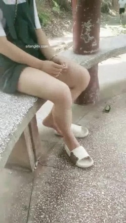 野外~玩刺激~玩心跳~【无敌小表妹】2男2女~车震小树林~茅屋~操出血，家中3P啪啪 截图5
