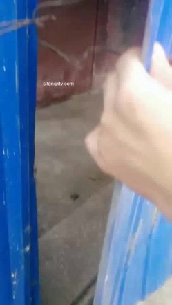 野外~玩刺激~玩心跳~【无敌小表妹】2男2女~车震小树林~茅屋~操出血，家中3P啪啪 截图7