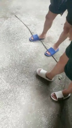 野外~玩刺激~玩心跳~【无敌小表妹】2男2女~车震小树林~茅屋~操出血，家中3P啪啪 截图9