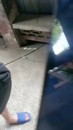 野外~玩刺激~玩心跳~【无敌小表妹】2男2女~车震小树林~茅屋~操出血，家中3P啪啪 截图10