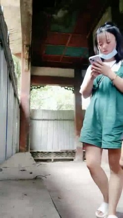 野外~玩刺激~玩心跳~【无敌小表妹】2男2女~车震小树林~茅屋~操出血，家中3P啪啪 截图13