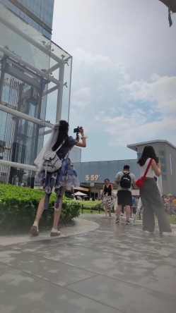 步行街拍抄底大神『KXCD』专挑年轻好看质量高的小姐姐 截图6