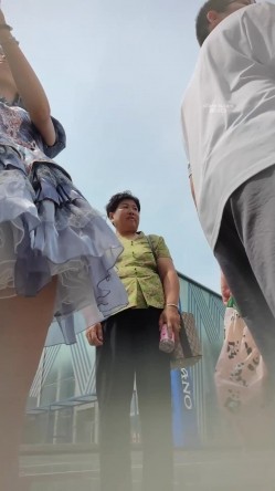 步行街拍抄底大神『KXCD』专挑年轻好看质量高的小姐姐 截图14