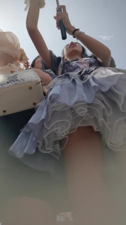 步行街拍抄底大神『KXCD』专挑年轻好看质量高的小姐姐 截图15