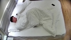 酒店偷拍 ️半夜女友来赴约懒汉小哥不想干第二天起来让妹子口爆完才去上班 截图1