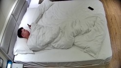 酒店偷拍 ️半夜女友来赴约懒汉小哥不想干第二天起来让妹子口爆完才去上班 截图2