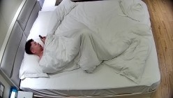 酒店偷拍 ️半夜女友来赴约懒汉小哥不想干第二天起来让妹子口爆完才去上班 截图3