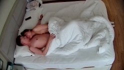 酒店偷拍 ️半夜女友来赴约懒汉小哥不想干第二天起来让妹子口爆完才去上班 截图10