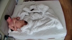 酒店偷拍 ️半夜女友来赴约懒汉小哥不想干第二天起来让妹子口爆完才去上班 截图13