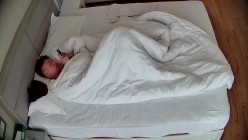 酒店偷拍 ️半夜女友来赴约懒汉小哥不想干第二天起来让妹子口爆完才去上班 截图15