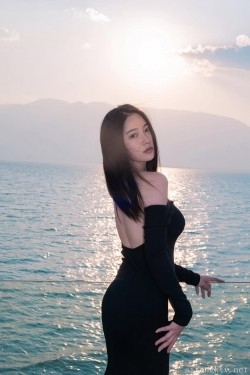 最新 秒硬女神-年年 最新写真集 洱海视图特辑！很丰满肥而不腻的顶级尤物身材，挺拔的巨乳，完美的清纯又漂亮的御姐脸蛋 截图9