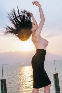 最新 秒硬女神-年年 最新写真集 洱海视图特辑！很丰满肥而不腻的顶级尤物身材，挺拔的巨乳，完美的清纯又漂亮的御姐脸蛋 截图13