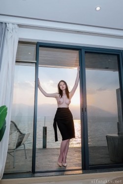 最新 秒硬女神-年年 最新写真集 洱海视图特辑！很丰满肥而不腻的顶级尤物身材，挺拔的巨乳，完美的清纯又漂亮的御姐脸蛋 截图14