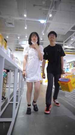YC商场表情孤傲镂空裙小骚妹夹进腚沟灰色内被淫液泡花了 截图1