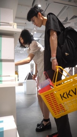 YC商场表情孤傲镂空裙小骚妹夹进腚沟灰色内被淫液泡花了 截图3