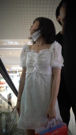 YC商场表情孤傲镂空裙小骚妹夹进腚沟灰色内被淫液泡花了 截图16