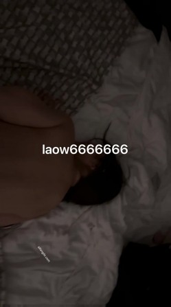 【绿帽淫妻】反差眼镜少妇，极品高颜值露脸人妻「SMMSMM」，约炮入珠单男，和上门推油男技师调情，被当作母狗多人淫趴调教 截图4