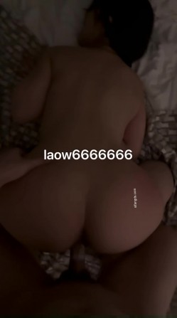 【绿帽淫妻】反差眼镜少妇，极品高颜值露脸人妻「SMMSMM」，约炮入珠单男，和上门推油男技师调情，被当作母狗多人淫趴调教 截图11