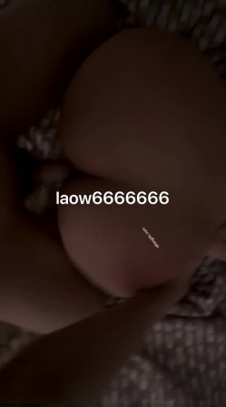 【绿帽淫妻】反差眼镜少妇，极品高颜值露脸人妻「SMMSMM」，约炮入珠单男，和上门推油男技师调情，被当作母狗多人淫趴调教 截图13