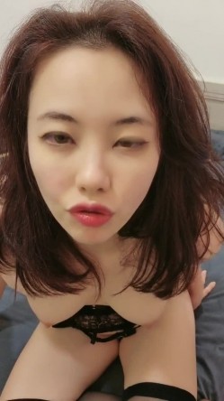 首次闺蜜大屌操【台湾小飘飘】辣眼互动 蹭裆 揉奶头 刺激 截图8