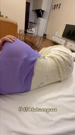 艺考行业从业者【大黄鹅】紫衣女孩开学叫她出来喝酒灌醉操逼 趁着酒劲猛干然后还跑到她校园里大半夜干两个part 截图1