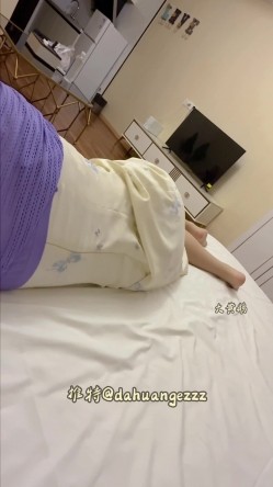 艺考行业从业者【大黄鹅】紫衣女孩开学叫她出来喝酒灌醉操逼 趁着酒劲猛干然后还跑到她校园里大半夜干两个part 截图2