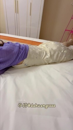 艺考行业从业者【大黄鹅】紫衣女孩开学叫她出来喝酒灌醉操逼 趁着酒劲猛干然后还跑到她校园里大半夜干两个part 截图3