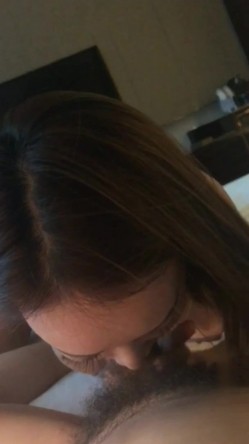 欠债20万的广州网红脸人妻和老相好边做边聊 抓住大奶子射到她最深处 截图7